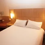 ホテル Ibis Fourmies 3*
