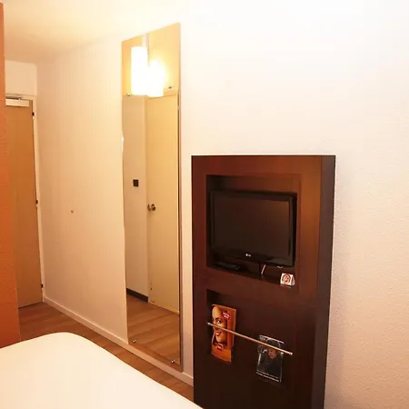 Ibis Les Etangs Des Moines מלון