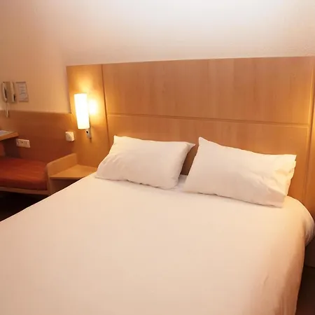 Hotel Ibis Les Etangs Des Moines 3*