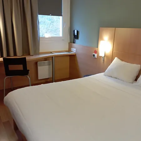 Ibis Les Etangs Des Moines מלון Fourmies