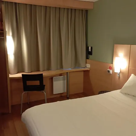 Ibis Les Etangs Des Moines 3*