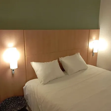 Ibis Les Etangs Des Moines 3*