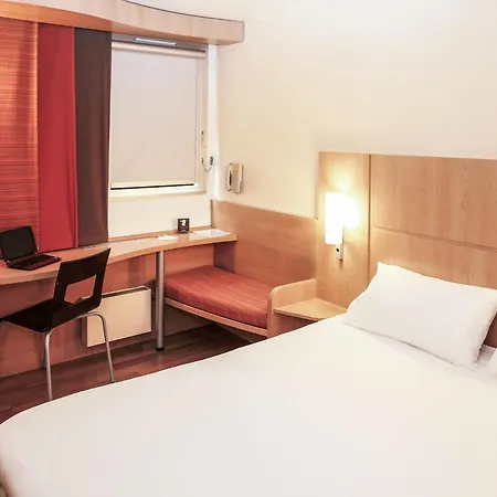 Ibis Les Etangs Des Moines מלון Fourmies