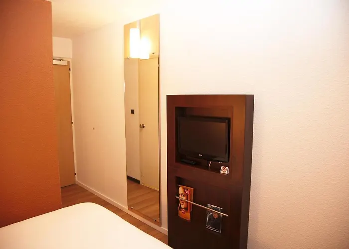 Ibis Les Etangs Des Moines Hotel