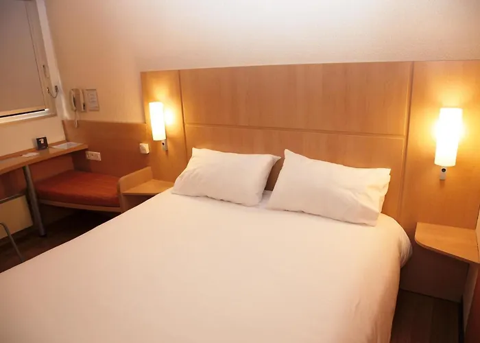 Hotel Ibis Les Etangs Des Moines 3*