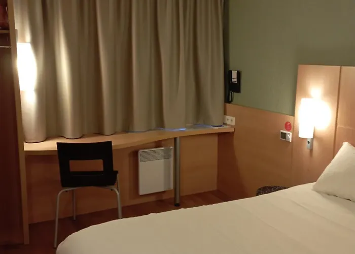 Ibis Les Etangs Des Moines 3*