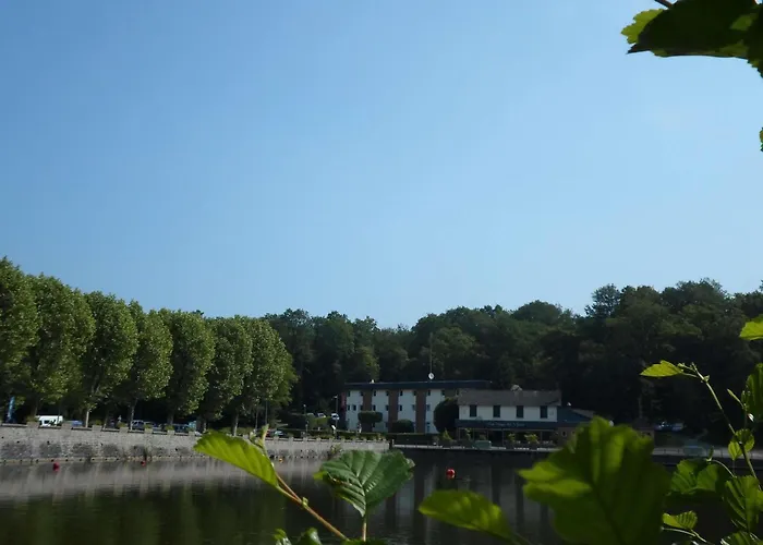 Hotel Ibis Les Etangs Des Moines 3*