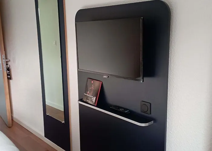 Ibis Les Etangs Des Moines Hotel 3*